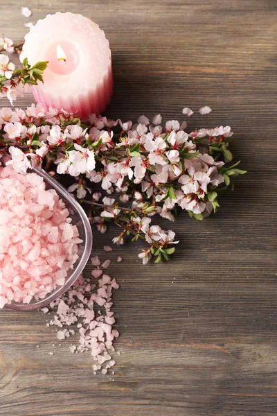 Spa natürmort çiçekli dallar üzerinde ahşap masa, üstten görünüm — Stok fotoğraf