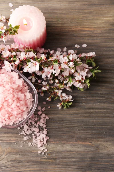 Spa Stilleven met bloeiende takken op houten tafel, bovenaanzicht — Stockfoto