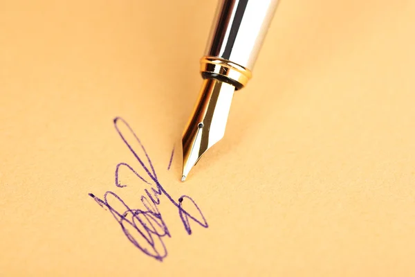 Caneta e assinatura sobre fundo de papel — Fotografia de Stock