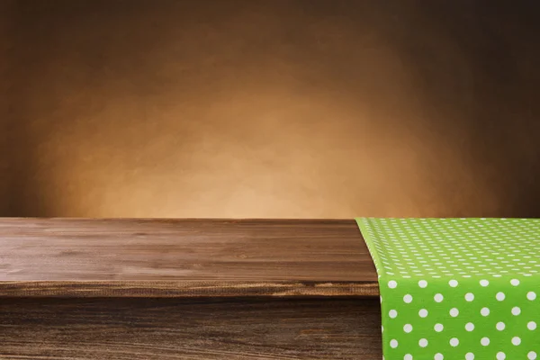 Mesa de madeira vazia com guardanapo e fundo marrom — Fotografia de Stock