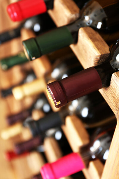 Полки с бутылками вина, крупным планом
