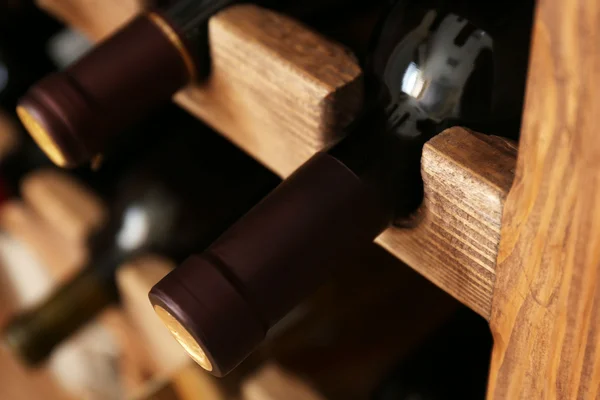 Regal mit Weinflaschen, Nahaufnahme — Stockfoto