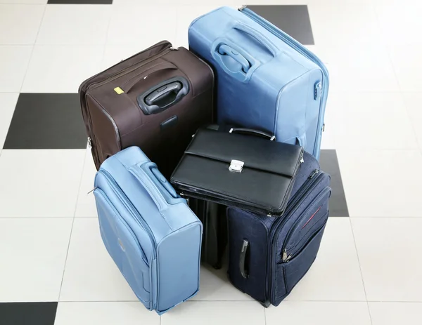 Grupp av resväskor på golvet bakgrund — Stockfoto
