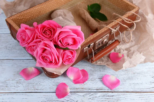 Belas rosas cor-de-rosa na mala, close-up — Fotografia de Stock