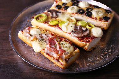 Farklı sebze ve masada metal tepsi peynirli sandviçle yakın çekim