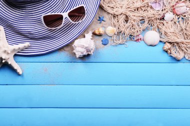 Tahta arka planda seyahat aksesuarları