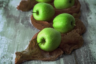 Kumaş, closeup ile ahşap masa üzerinde yeşil elma