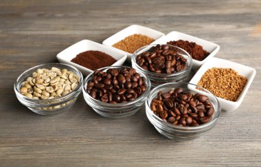 daireler ahşap arka plan üzerinde kahve çekirdekleri