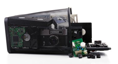 Elektronik atık beyaz izole