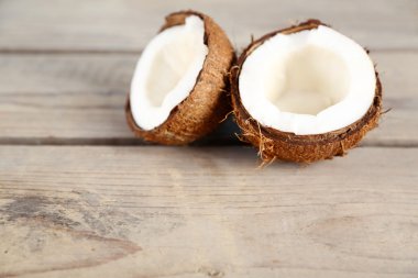 ahşap zemin üzerine Hindistan cevizi