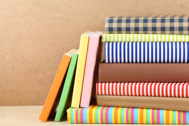 kitap raf, ahşap arka plan üzerinde yakın çekim