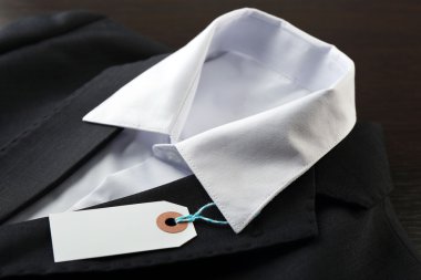 Fiyat etiketi beyaz gömlek ve siyah ceket, yakın çekim