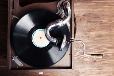 Vintage pikap vinil plak çalar ahşap arka plan üzerinde