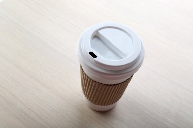 Kağıt bardak kahve ahşap arka plan üzerinde