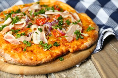 lezzetli pizza tablo üzerinde kapat