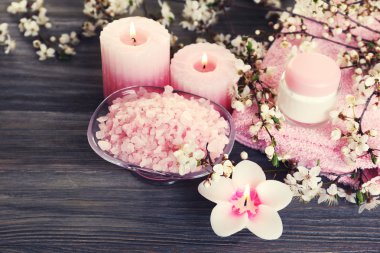 Çiçekli dallar üzerinde ahşap masa, closeup Spa natürmort