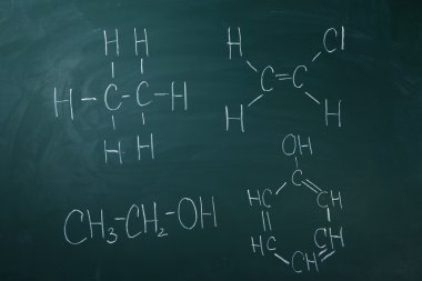 molekül modelleri ve tahta arka plan sayfasındaki formülleri