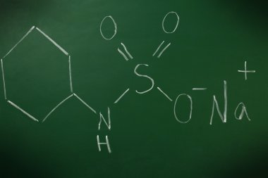 molekül modelleri ve tahta arka plan sayfasındaki formülleri