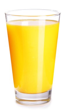 Beyaz üzerine izole edilmiş bir bardak portakal suyu.