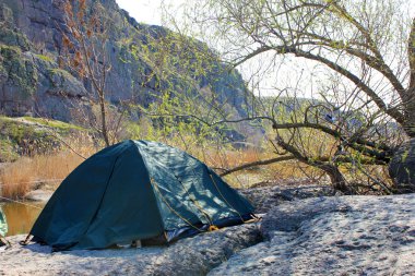 Doğa arka plan üzerinde turistik çadır