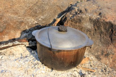 Demir kazan içinde pişmiş gıda ile