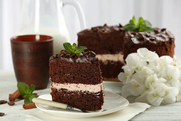 Delicioso pastel de chocolate en la mesa sobre fondo claro — Foto de Stock