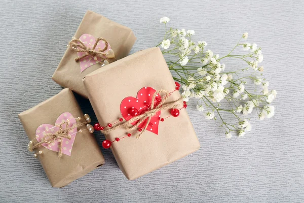 Prachtige giften op grijze achtergrond. Dag van de Valentijnskaart concept — Stockfoto