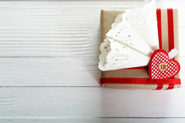 木製の背景に美しいギフト ボックス。バレンタインデーのコンセプト — ストック写真