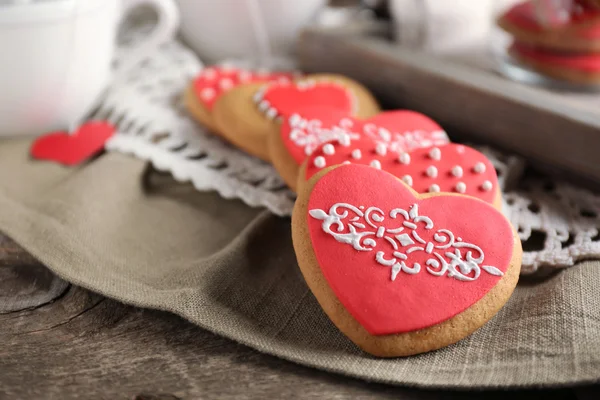 Galletas en forma de corazón para el día de San Valentín sobre fondo de madera — Foto de Stock