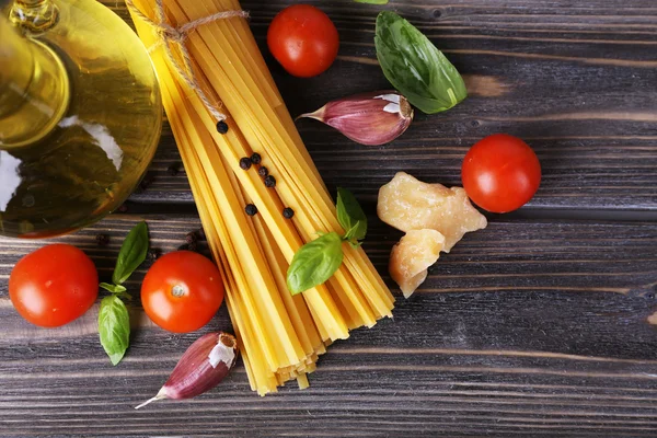 Ruwe pasta met kaas en groenten op houten achtergrond — Stockfoto