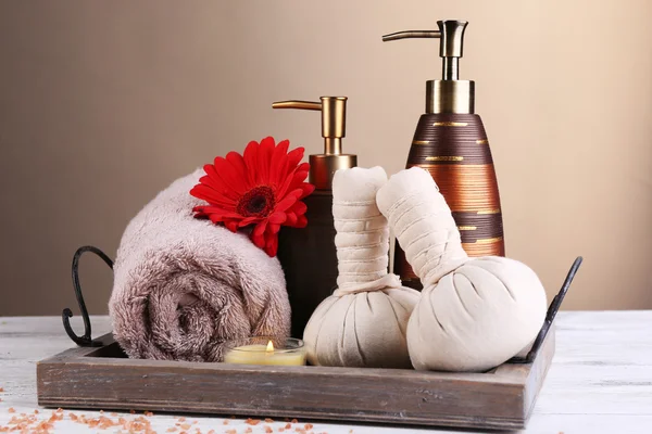 Samenstelling van spabehandeling op houten tafel, op lichte kleur achtergrond — Stockfoto