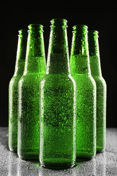 Botellas de vidrio de cerveza sobre fondo oscuro —  Fotos de Stock