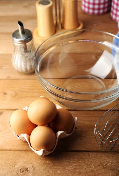 Przygotowanie kremu z jaj w szklanej misce na drewniane tła — Zdjęcie stockowe