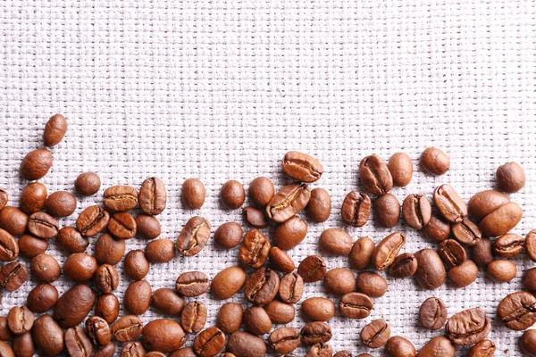 Кадр кофейных зерен на подложке мешковины — стоковое фото