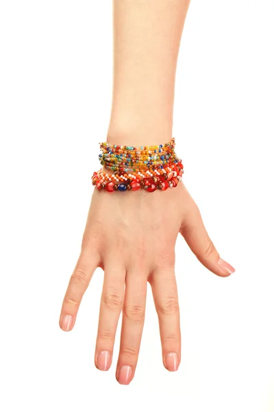 Vrouwelijke hand met armbanden geïsoleerd op wit — Stockfoto