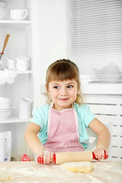 Kleines Mädchen bereitet zu Hause in der Küche Plätzchen zu — Stockfoto