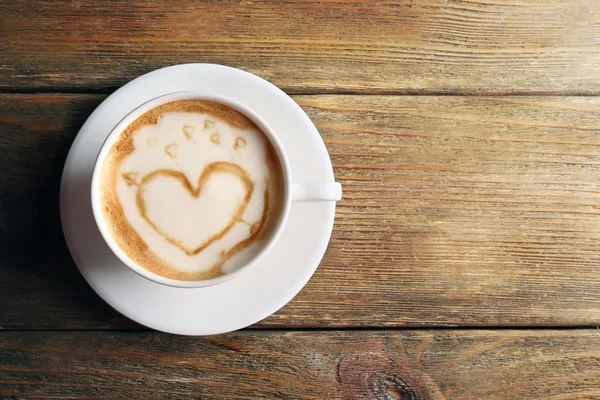 Taza de café latte arte sobre fondo de madera — Foto de Stock