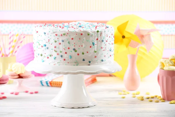 Renkli arka plan üzerinde dekore doğum günü pastası — Stok fotoğraf