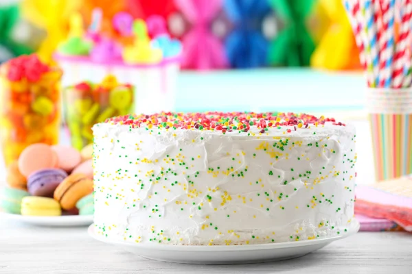 Narozeninový dort na barevné pozadí — Stock fotografie