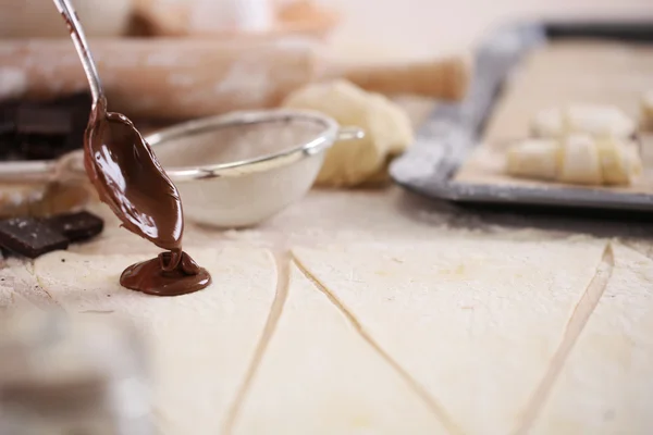 Hacer galletas de croissant . — Foto de Stock