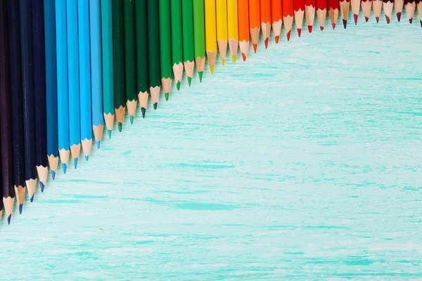 Lápices de colores en la mesa de madera — Foto de Stock