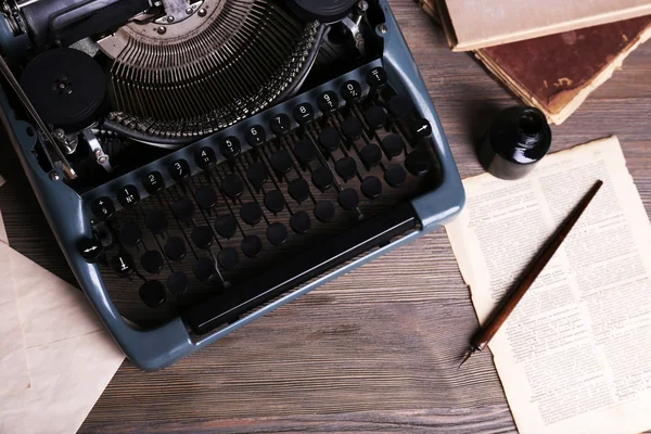 Retro máquina de escrever em fundo de madeira — Fotografia de Stock