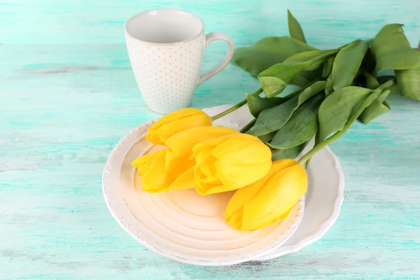 Cenário de mesa com flores, close-up — Fotografia de Stock