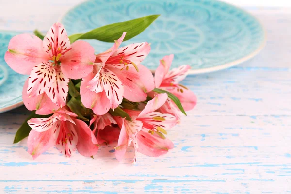 Cenário de mesa com flores, close-up — Fotografia de Stock