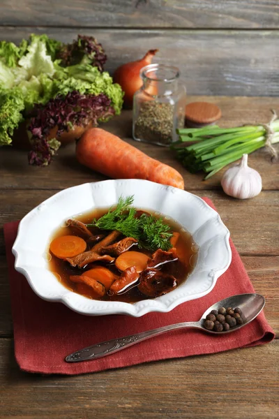 Sopa de cogumelos no fundo de madeira — Fotografia de Stock