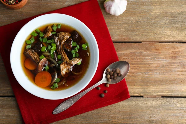 Sopa de cogumelos na mesa de madeira, vista superior — Fotografia de Stock