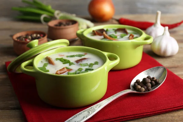 Sopa de champiñones sobre fondo de madera — Foto de Stock