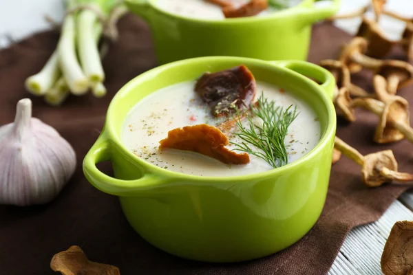 Pilzsuppe mit Grüntönen auf Farbserviette, Nahaufnahme — Stockfoto