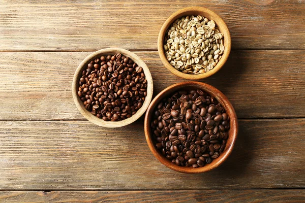 Granos de café sobre mesa de madera, vista superior — Foto de Stock