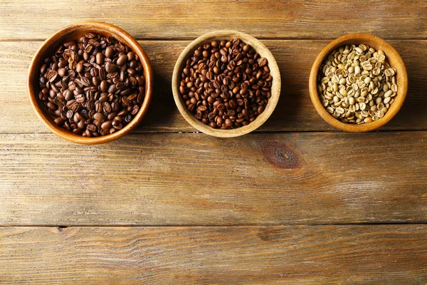 Chicchi di caffè su tavolo di legno, vista dall'alto — Foto Stock